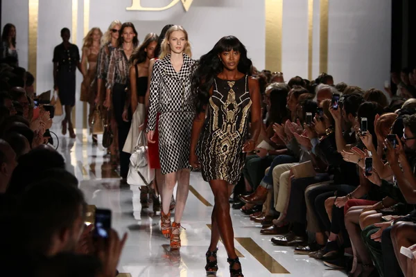 Models during Diane Von Furstenberg fashion show — Stock Photo, Image