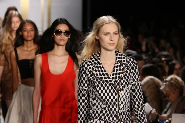 Models during Diane Von Furstenberg fashion show — Stock Photo, Image