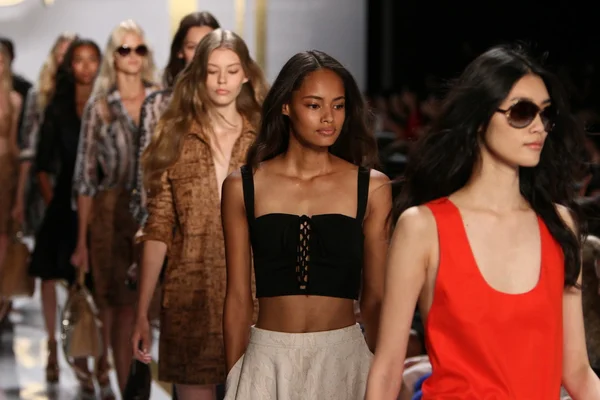 Modelos durante Diane Von Furstenberg desfile de moda — Fotografia de Stock