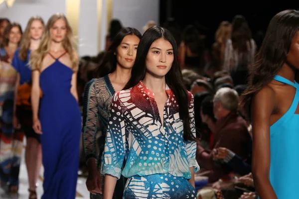 Modelos durante Diane Von Furstenberg desfile de moda — Fotografia de Stock