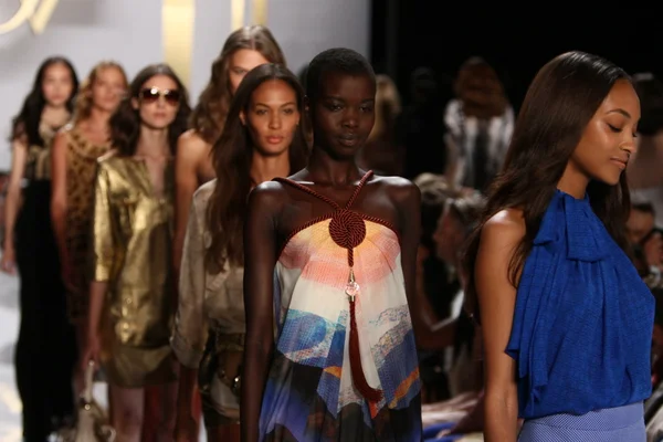 Models during Diane Von Furstenberg fashion show — Stock Photo, Image