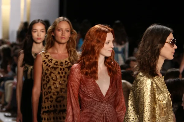 Modelos durante el desfile de moda Diane Von Furstenberg —  Fotos de Stock