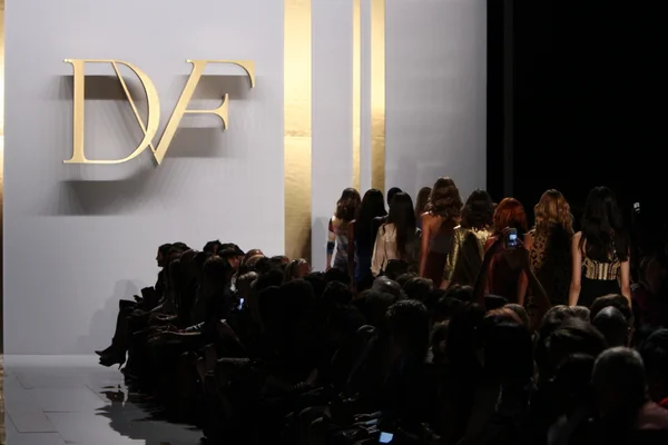 Models during Diane Von Furstenberg fashion show — Stock Photo, Image