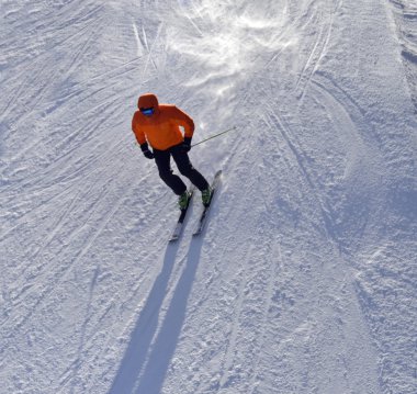 skiër, freeride op geprepareerde pisteskayakçı, freeride, yamaçları bakımlı.
