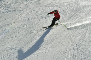 skiër, freeride op geprepareerde pisteskayakçı, freeride, yamaçları bakımlı.