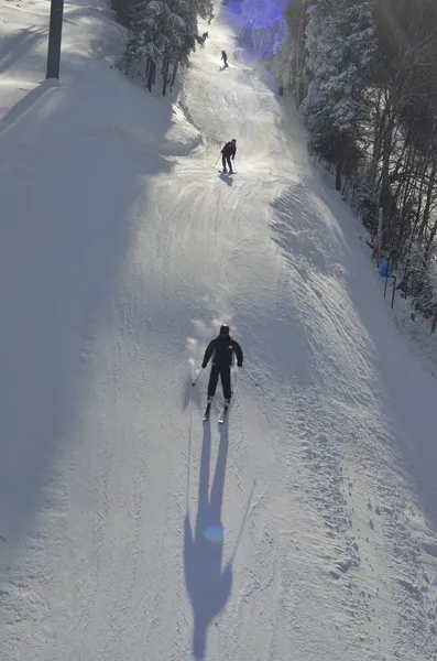 整齐的斜坡随心所欲的滑雪者 — 图库照片