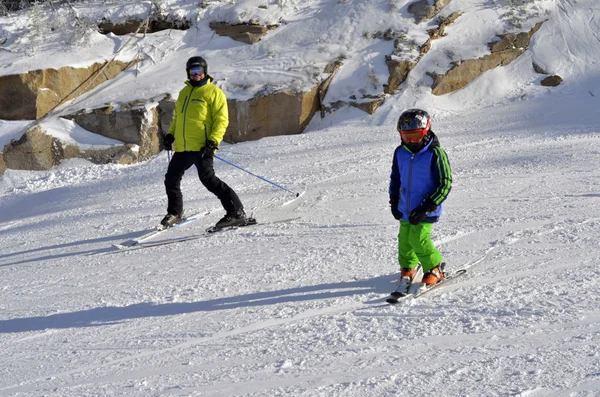 Esquiador enseñar a los niños a esquiar —  Fotos de Stock