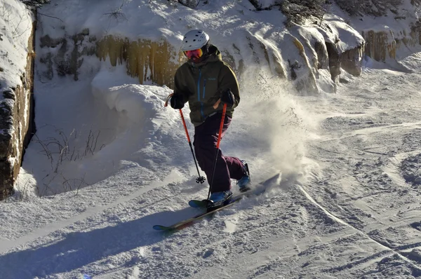 Telemarker-Skifahren auf Skipisten — Stockfoto