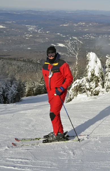 Лыжник, фрирайд на ухоженных склонах — стоковое фото