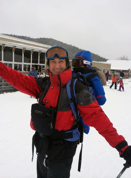 Çocukla birlikte mutlu kayakçı — Stok fotoğraf