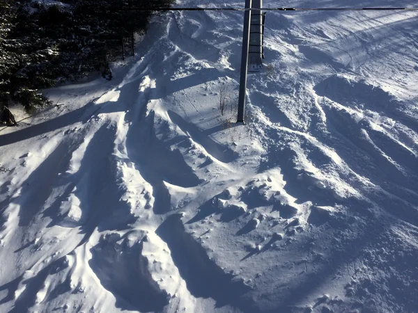 Skidspår i pudersnö — Stockfoto