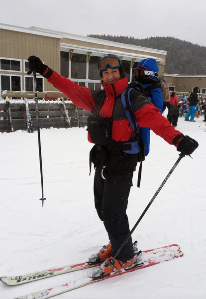 Esquiador feliz con niño —  Fotos de Stock