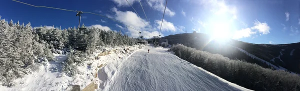 Vista panoramica su baita e piste da sci — Foto Stock