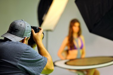 model stüdyoda çekim fotoğrafçı