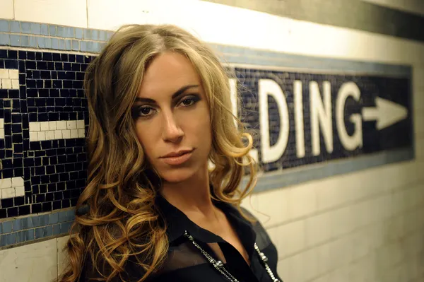 Chica joven esperando el tren en el metro de Nueva York — Foto de Stock