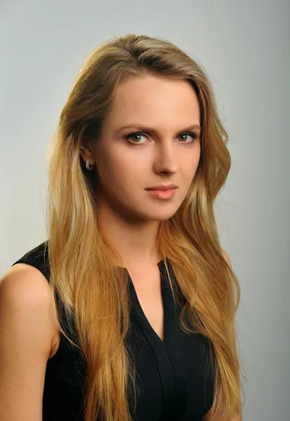 Retrato de belleza de una joven en el estudio —  Fotos de Stock