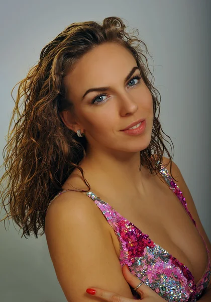 Beauty portrait of young woman in the studio — Stock Photo, Image