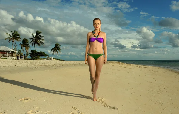 젊은 섹시 한 여 자가 디자이너 비키니에서 열 대 해변에서 산책 — 스톡 사진