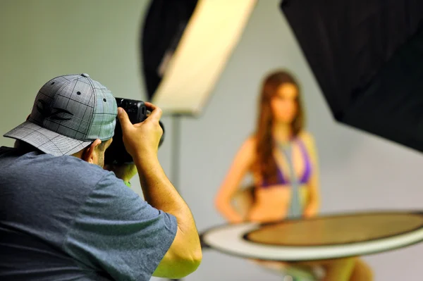 Photographer shooting model in the studio — Stock Photo, Image