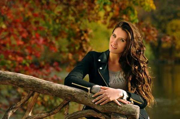秋の公園に立っている美しいエレガントな女性 — ストック写真