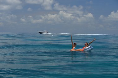 iki kız bikinili yüzer aygıt üzerinde