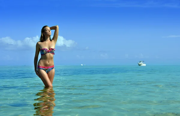 Biquíni modelo posando sexy na frente da câmera na praia tropical — Fotografia de Stock