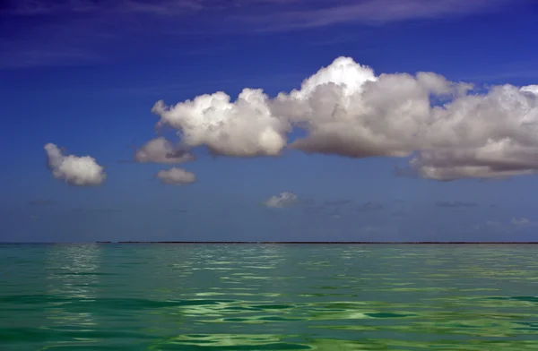 Bílá oblaka odráží na tropický oceán — Stock fotografie