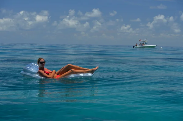 Vrouw in rode bikini op zwevende apparaat — Stockfoto