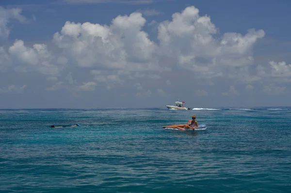 Mujer en bikini rojo en dispositivo flotante en aguas abiertas —  Fotos de Stock