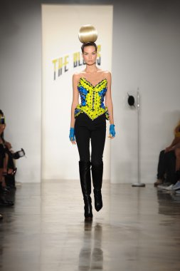 sarışınlar Show'da model yürür