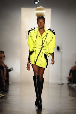 sarışınlar Show'da model yürür