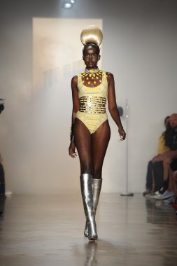 sarışınlar Show'da model yürür