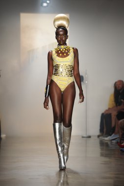 sarışınlar Show'da model yürür