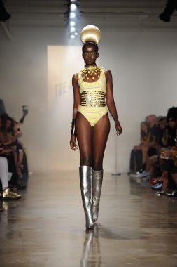 sarışınlar Show'da model yürür