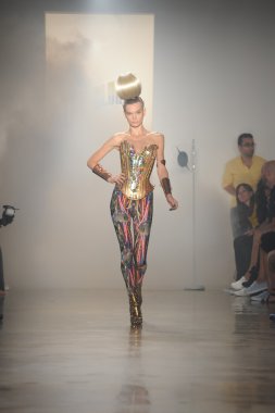 sarışınlar Show'da model yürür