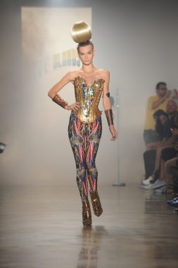 sarışınlar Show'da model yürür