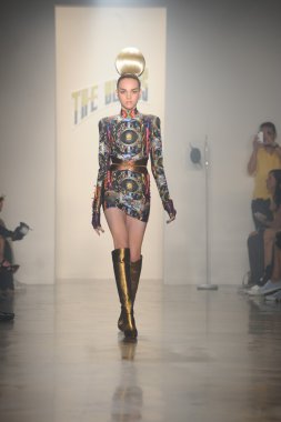 sarışınlar Show'da model yürür