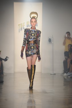 sarışınlar Show'da model yürür