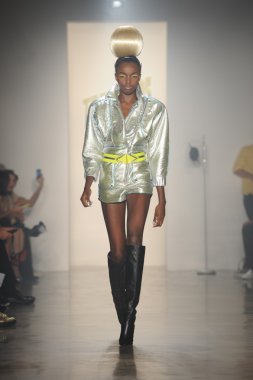 sarışınlar Show'da model yürür