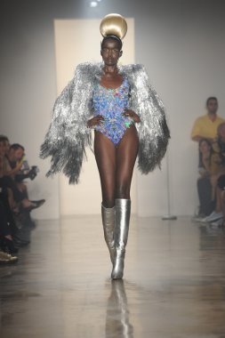 sarışınlar Show'da model yürür