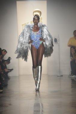 sarışınlar Show'da model yürür