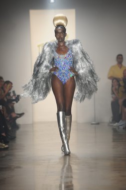 sarışınlar Show'da model yürür