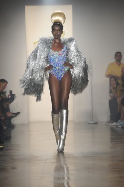 sarışınlar Show'da model yürür