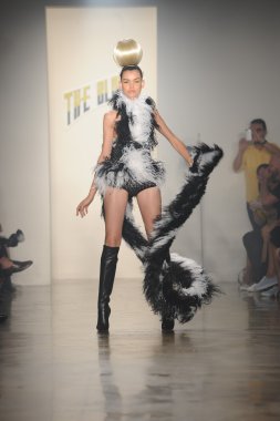 sarışınlar Show'da model yürür
