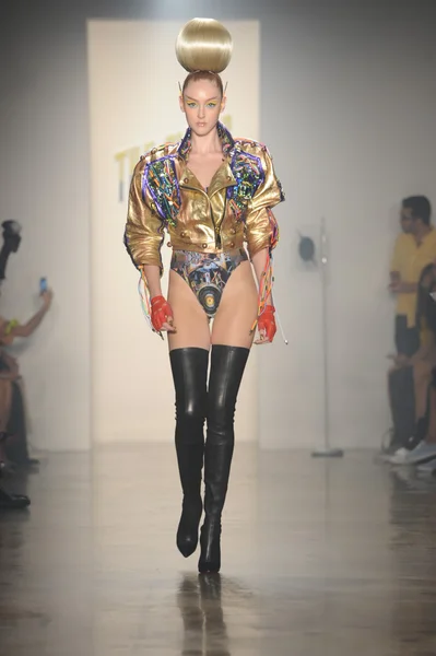 Modelo caminha no The Blonds Show — Fotografia de Stock