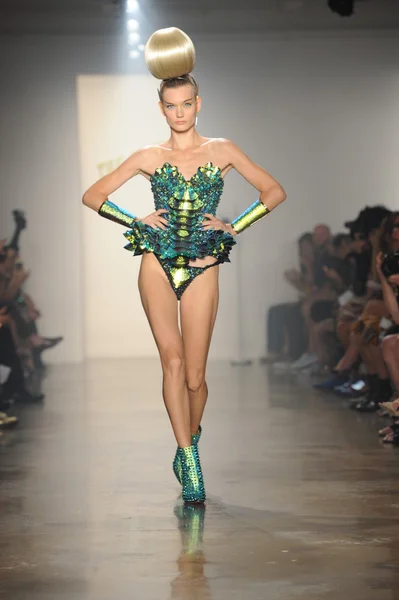 Modelo camina en el show de The Blonds — Foto de Stock