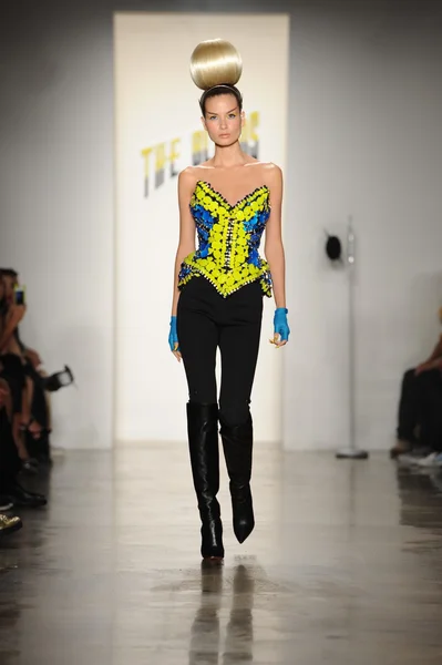 Modelo caminha no The Blonds Show — Fotografia de Stock