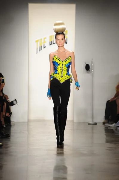 Modelo camina en el show de The Blonds —  Fotos de Stock