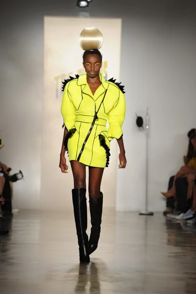 Modelo caminha no The Blonds Show — Fotografia de Stock