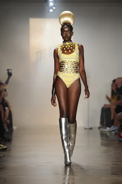 Modelo caminha no The Blonds Show — Fotografia de Stock